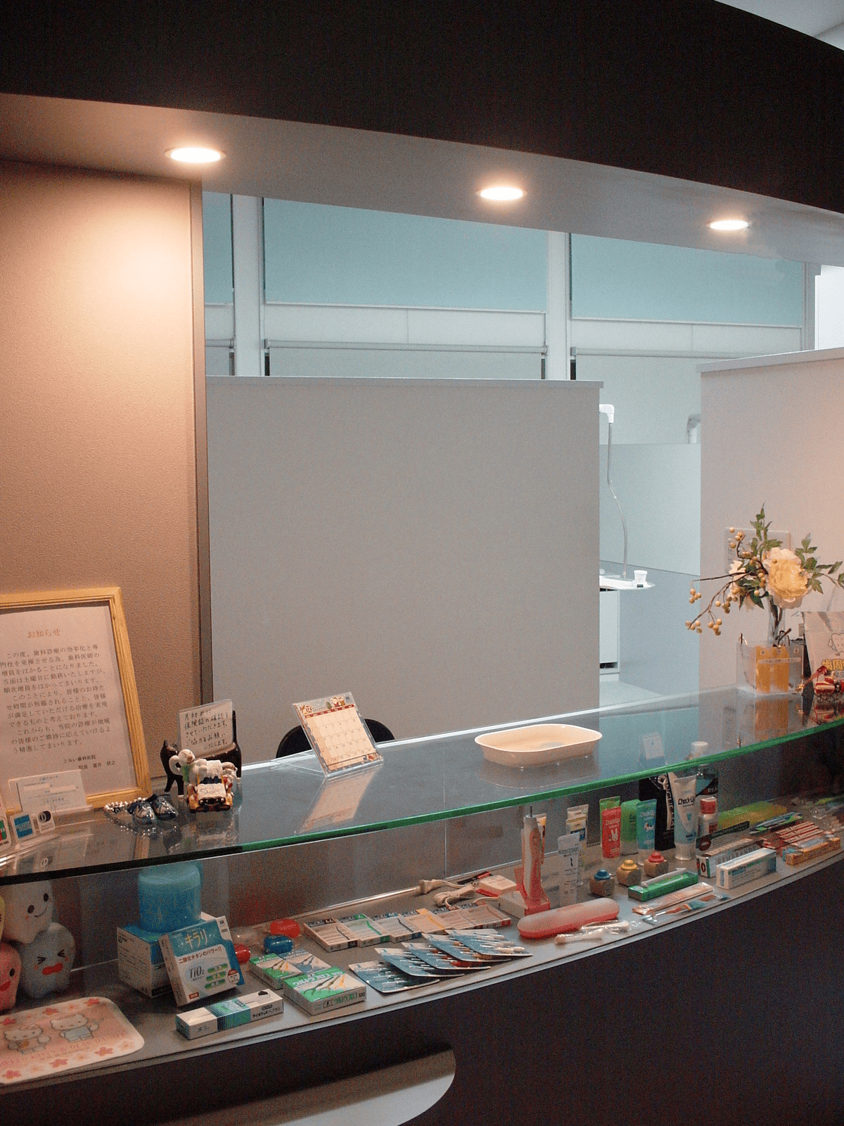 ①外観②受付③待合室