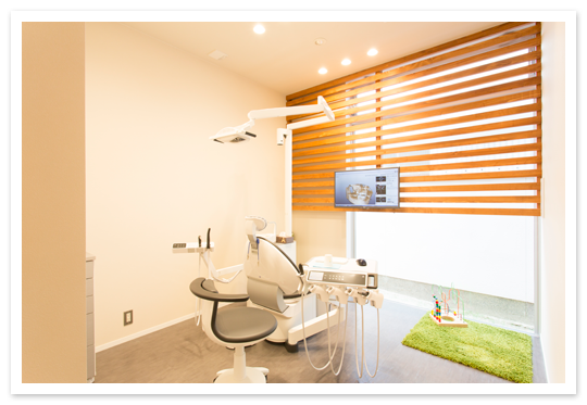 ①医院外観（スロープ）②キッズスペース③診療室