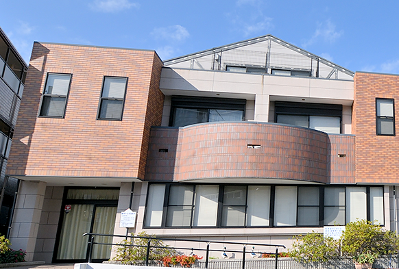 ①医院外観②待合室③医院看板