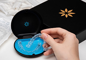 ①医院看板②マウスピース型矯正装置③待合室