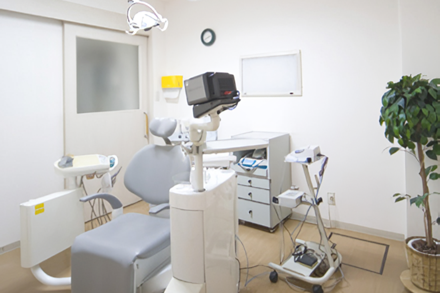 ①外観②待合室③診療室