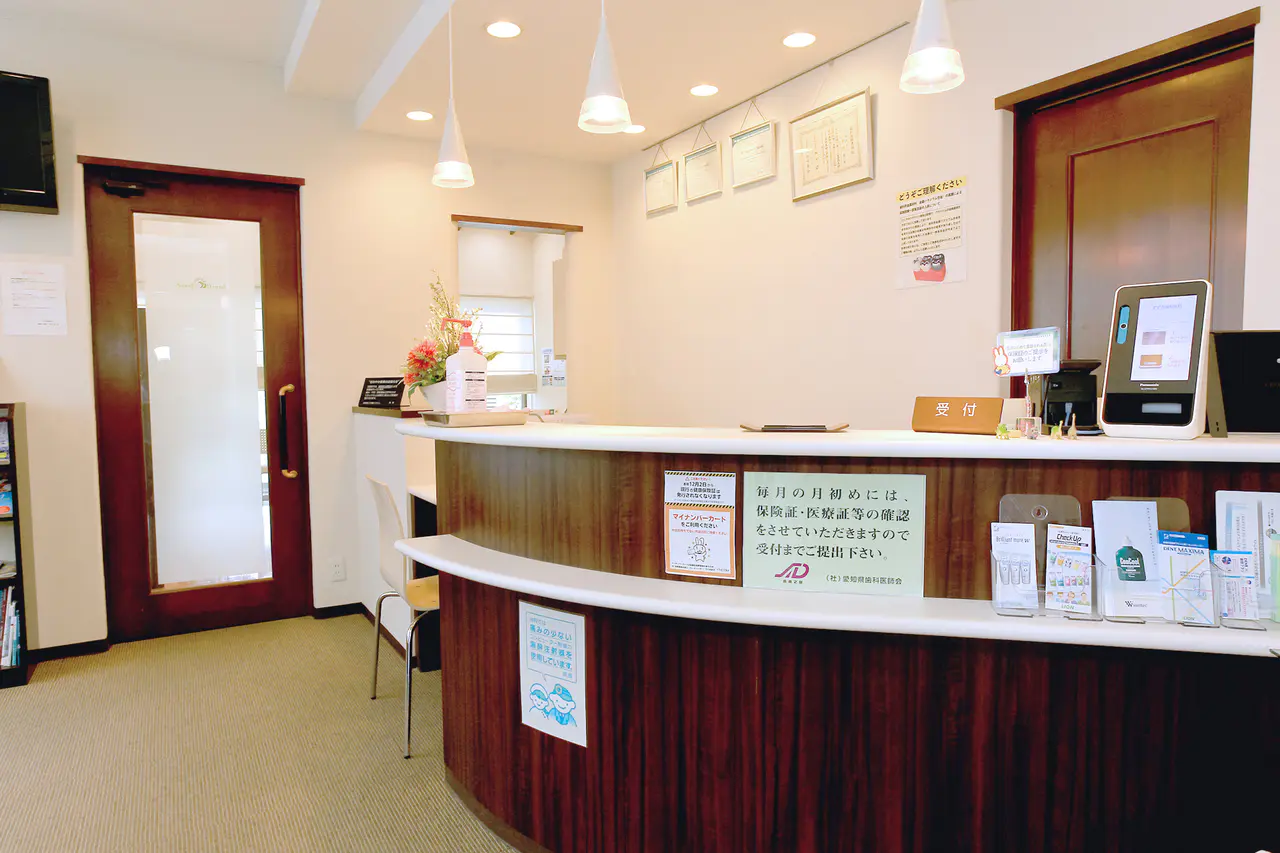 ①クリニック外観②受付③待合室