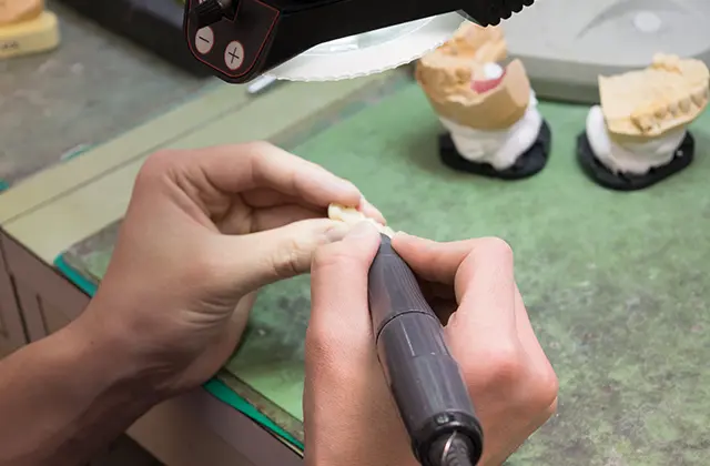 先進的なセラミック技術により天然の歯と同じような透明感のある白い歯を再現しています