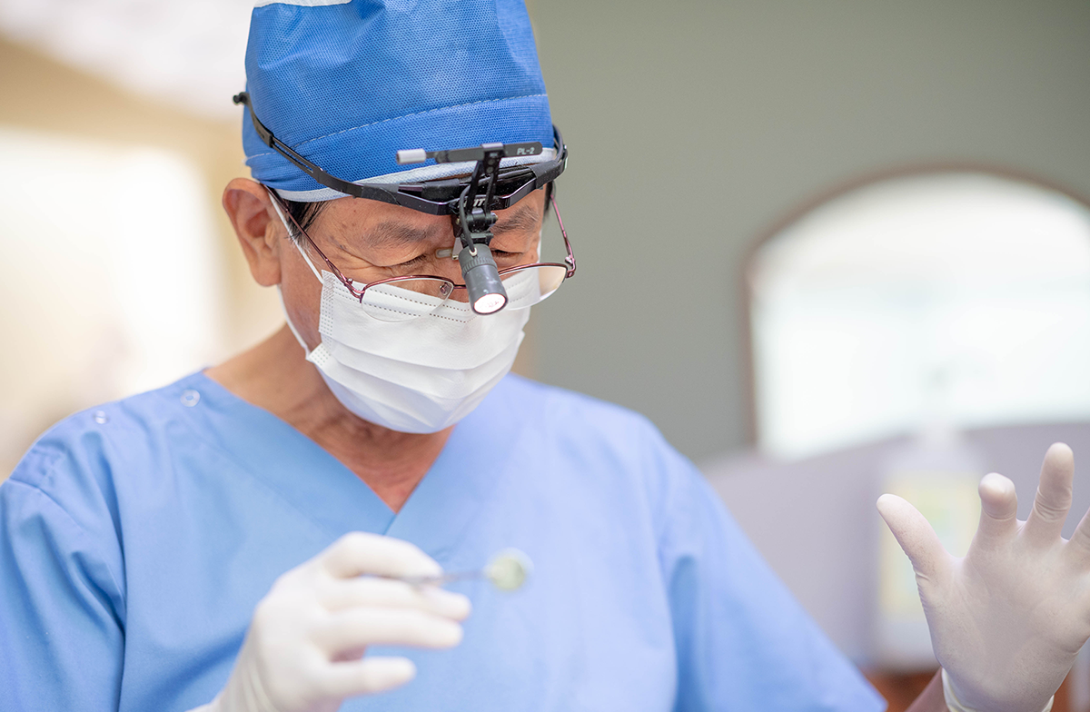 ①医院外観 ②受付・待合室 ③診療風景