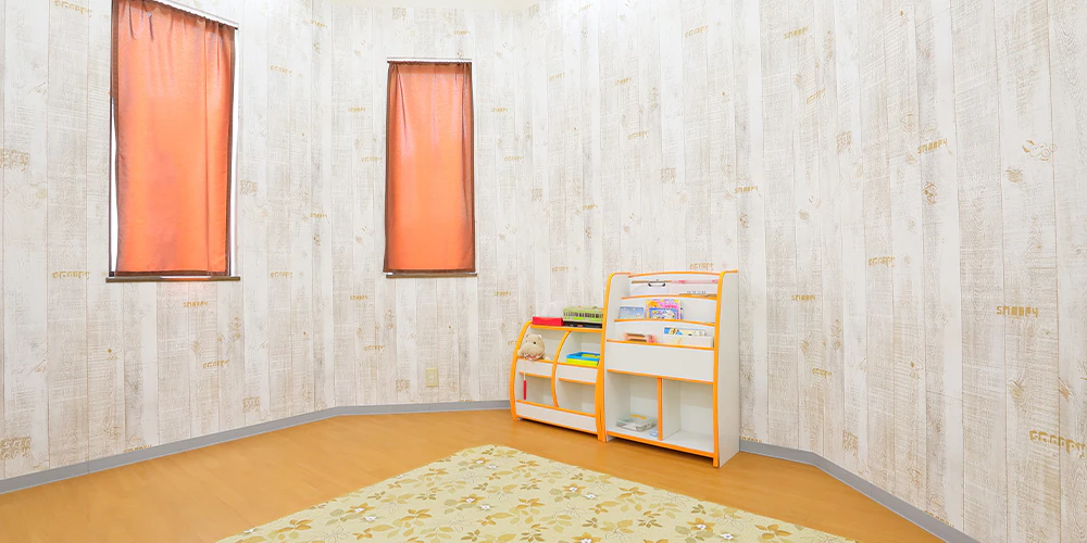 ①クリニック外観②受付③キッズスペース