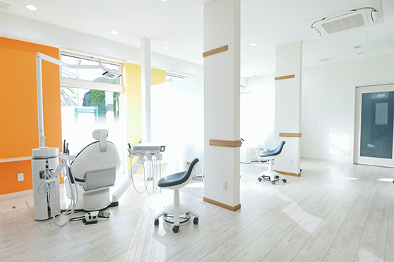 ①医院外観 ②受付・待合室 ③診療室