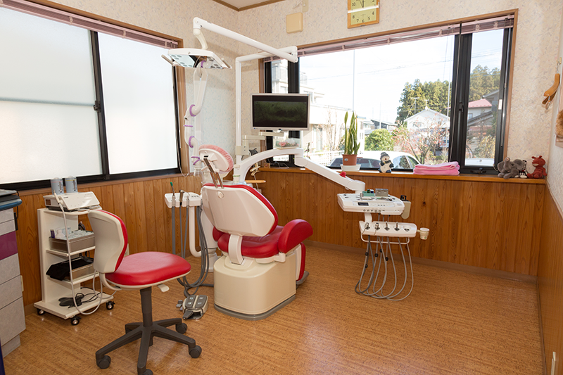 ①外観②待合室③個室診療室