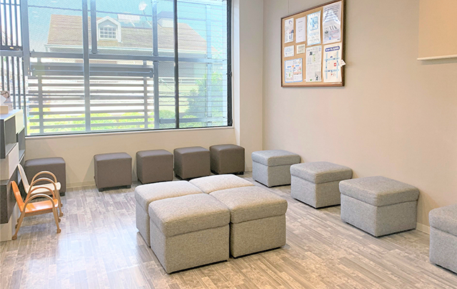 ①外観②受付③待合室