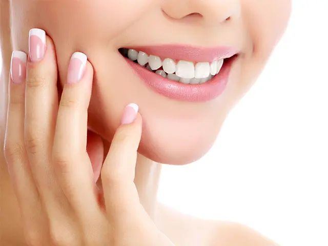 白く美しい歯で笑顔に自信を与えます