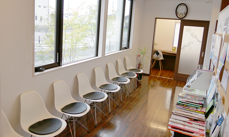 ①医院外観②受付③待合室