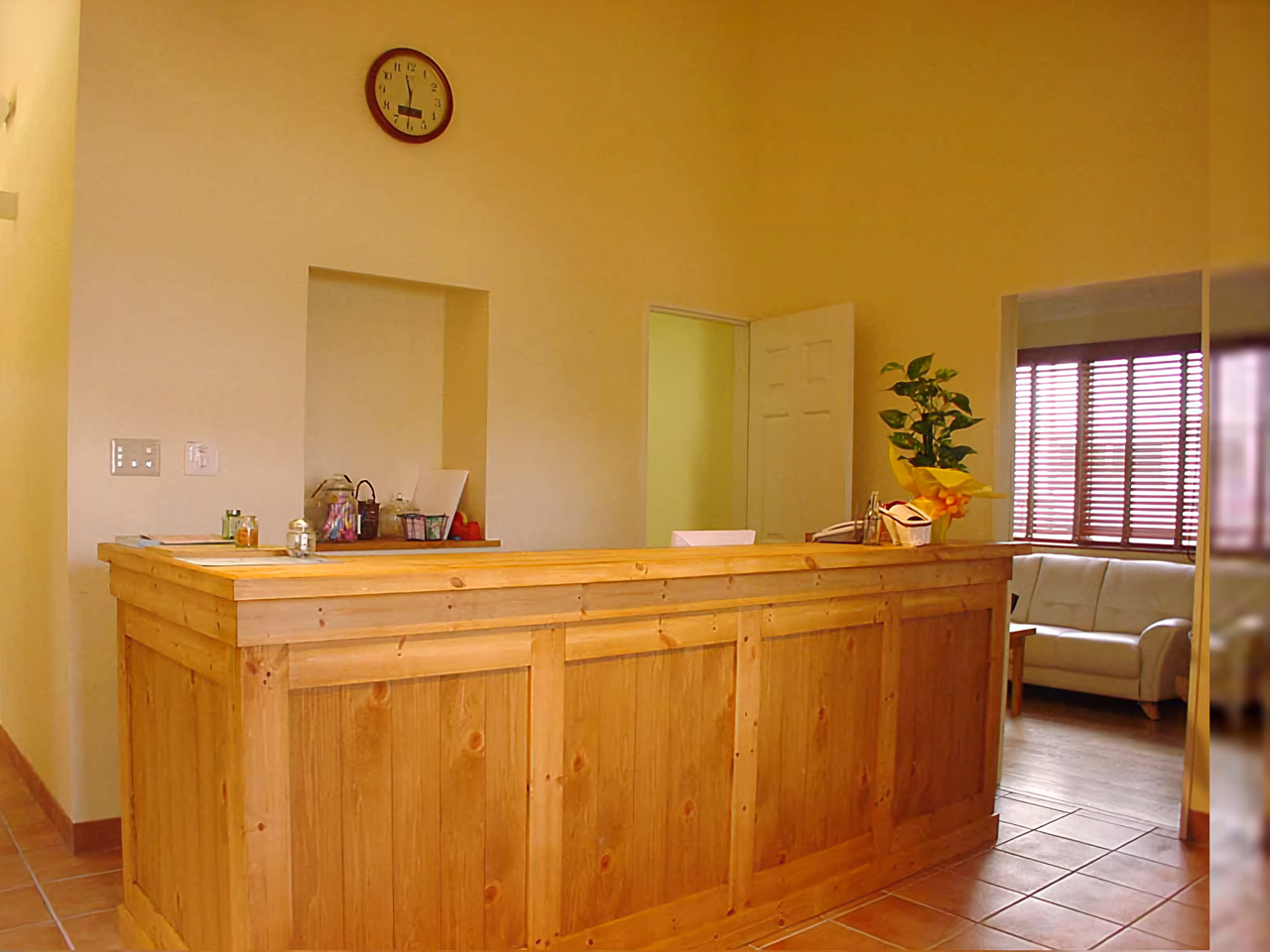 ①外観②受付③待合室