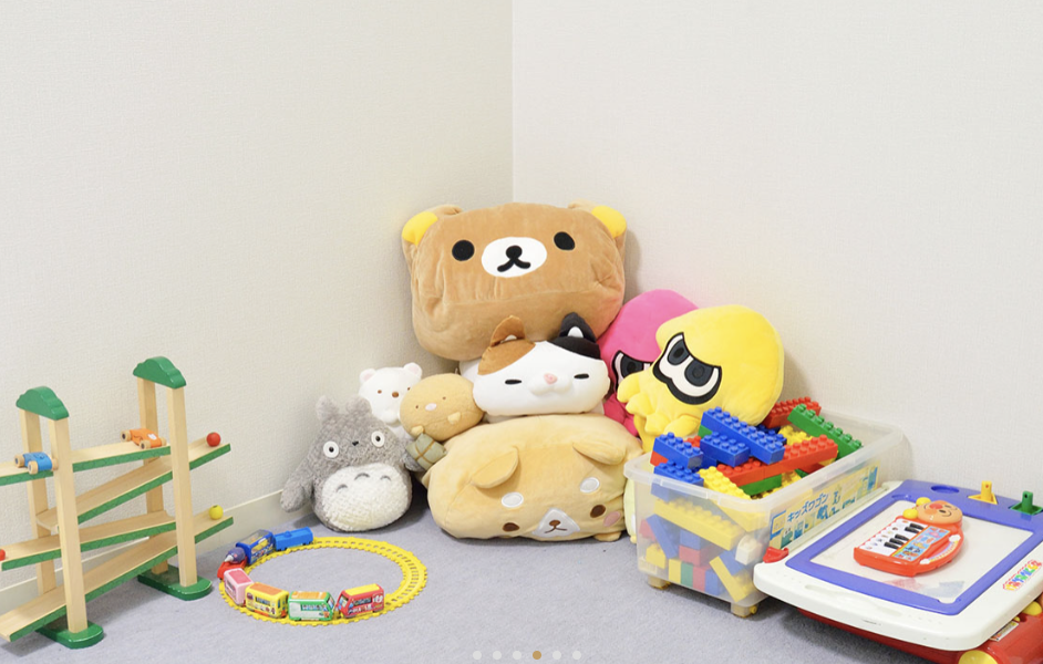 ①医院外観 ②診療風景 ③院内風景