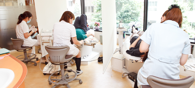 平岡矯正歯科では「ライトフォース」という歯にかける力を最小限に抑える技術を採用し、歯や歯茎への負担を軽くしています