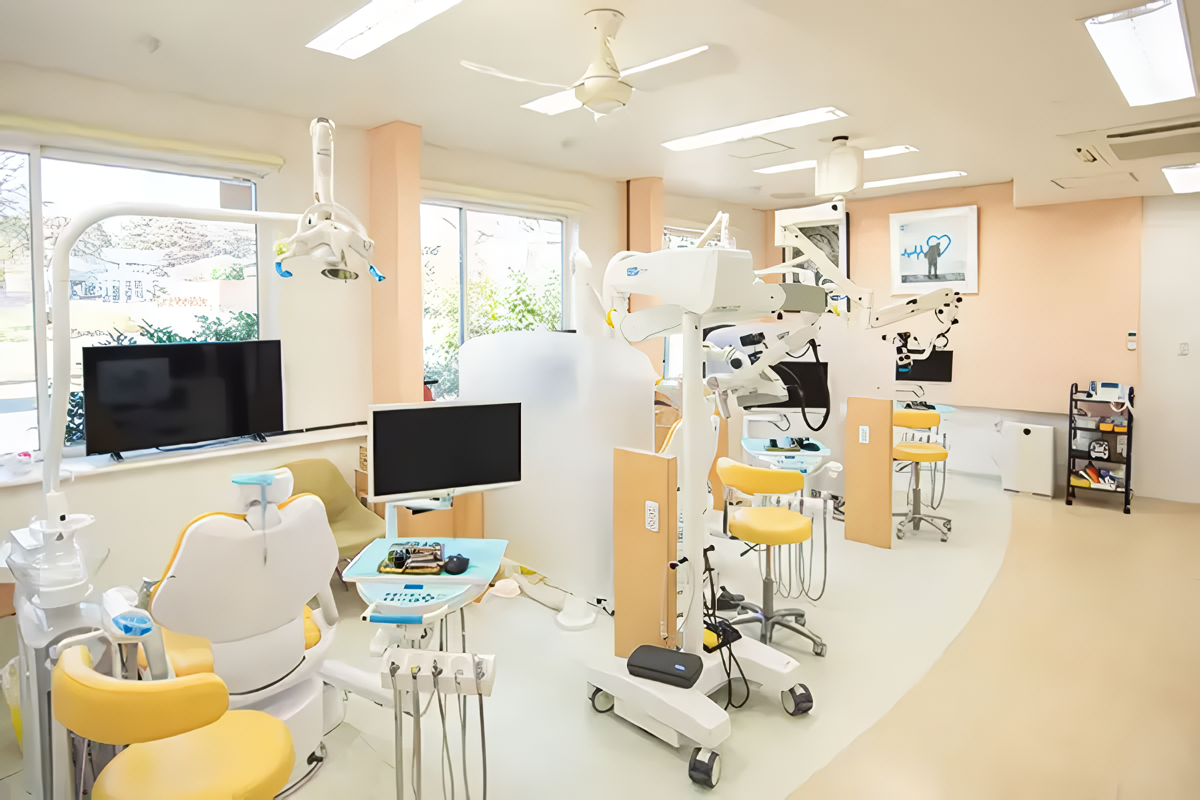 ①外観②待合室③診察室