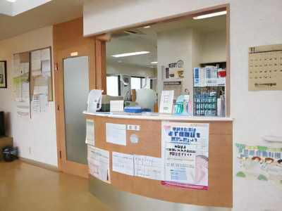 ①クリニック外観②受付③待合室