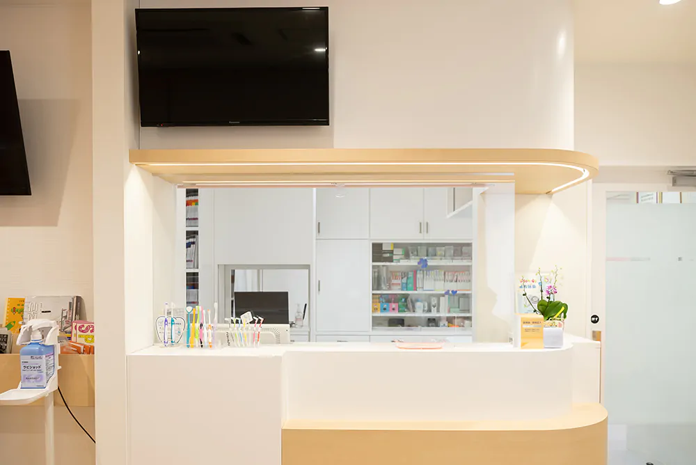 ①受付 ②待合室 ③医院外観