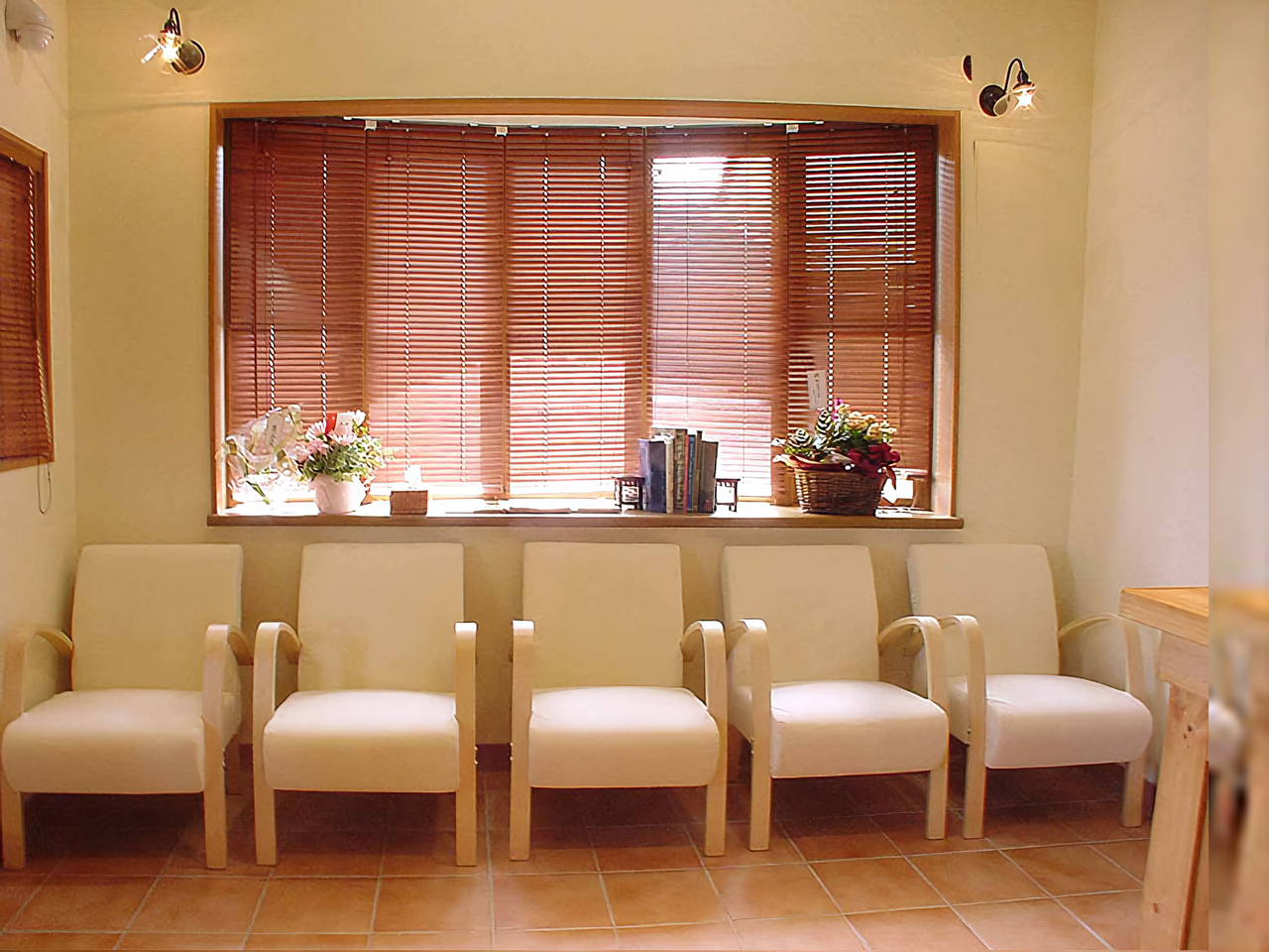 ①外観②受付③待合室