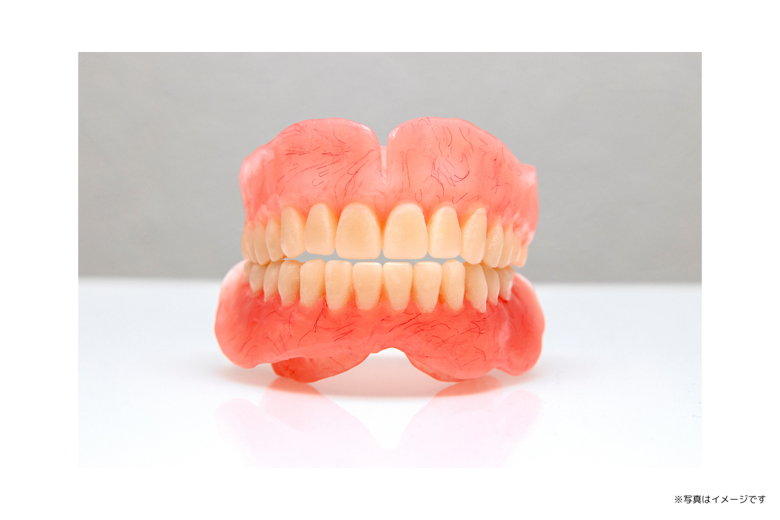 専属の歯科技工士が患者様お一人お一人に合ったオーダーメイドの入れ歯・義歯を製作しています