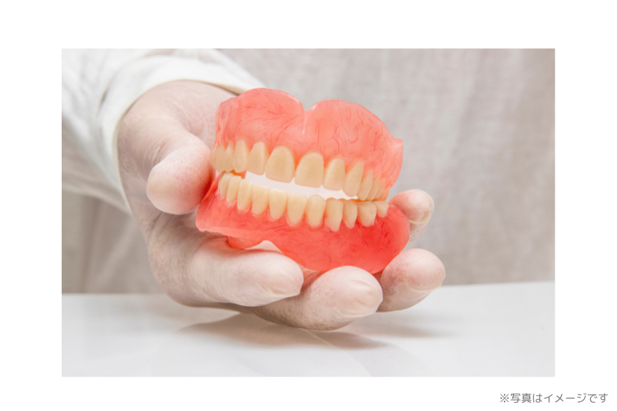 虫歯や歯周病の治療に加えて、義歯の調整や製作まで幅広く対応しています