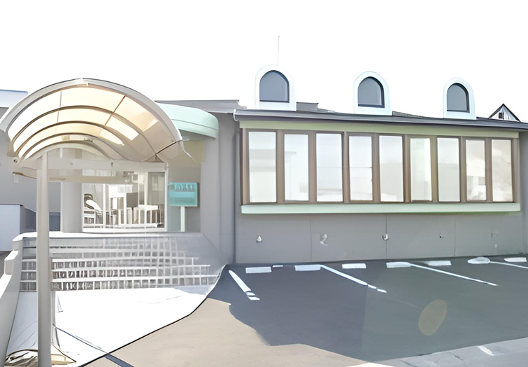 ①クリニック外観②受付③待合室