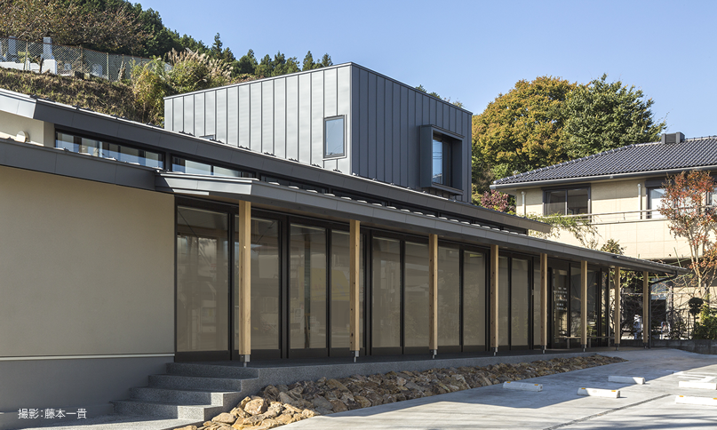 ①医院外観②受付③キッズルーム