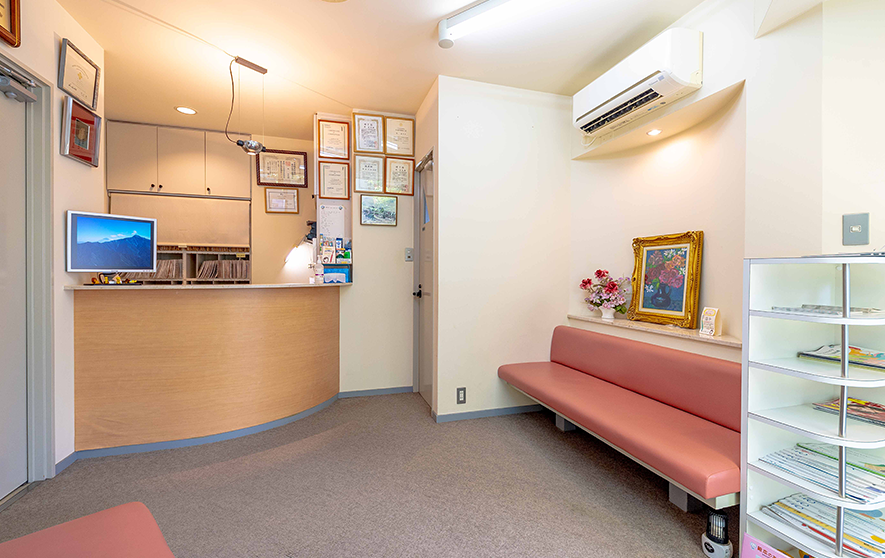 ①医院外観 ②受付・待合室 ③診療風景