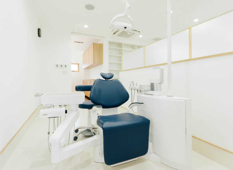 ①医院外観②診療台③院長