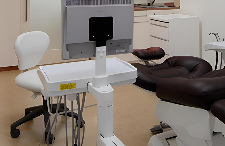 ①診療室②待合室③診察風景