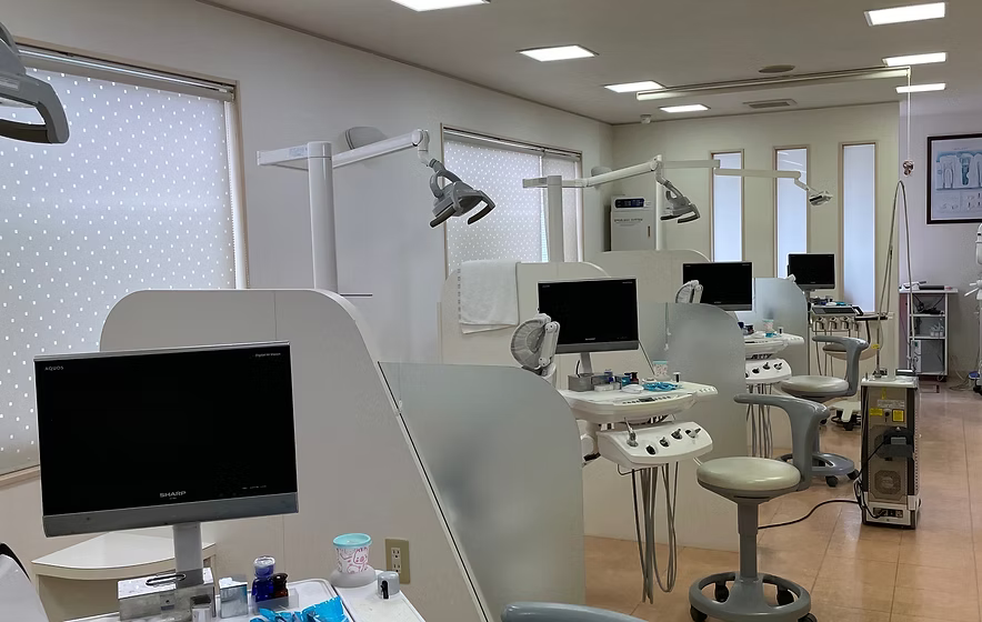 ①医院外観 ②受付・待合室 ③診療室