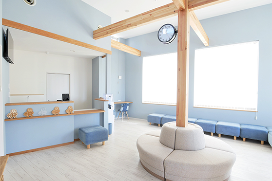 ①医院外観 ②受付・待合室 ③診療室