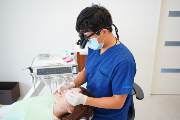 ルーペを活用し、見逃さない精密な歯周ケアを実施