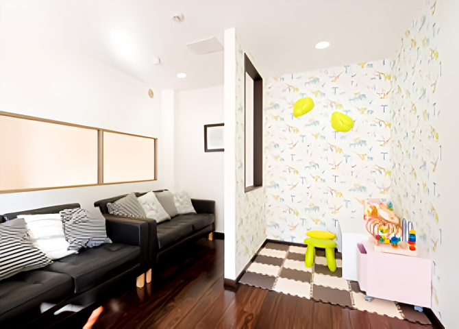 ①受付②診療室③キッズルーム