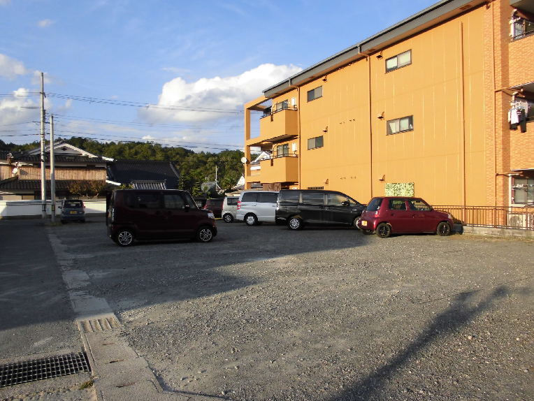 ①医院外観（スロープ）②駐車場③診療室