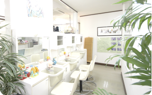 ①医院看板②院内風景③トレーニングコーナー