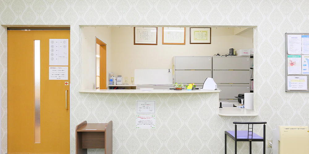 ①クリニック外観②受付③キッズスペース
