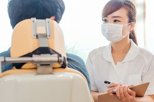 ①医院外観②問診の様子③駐車場