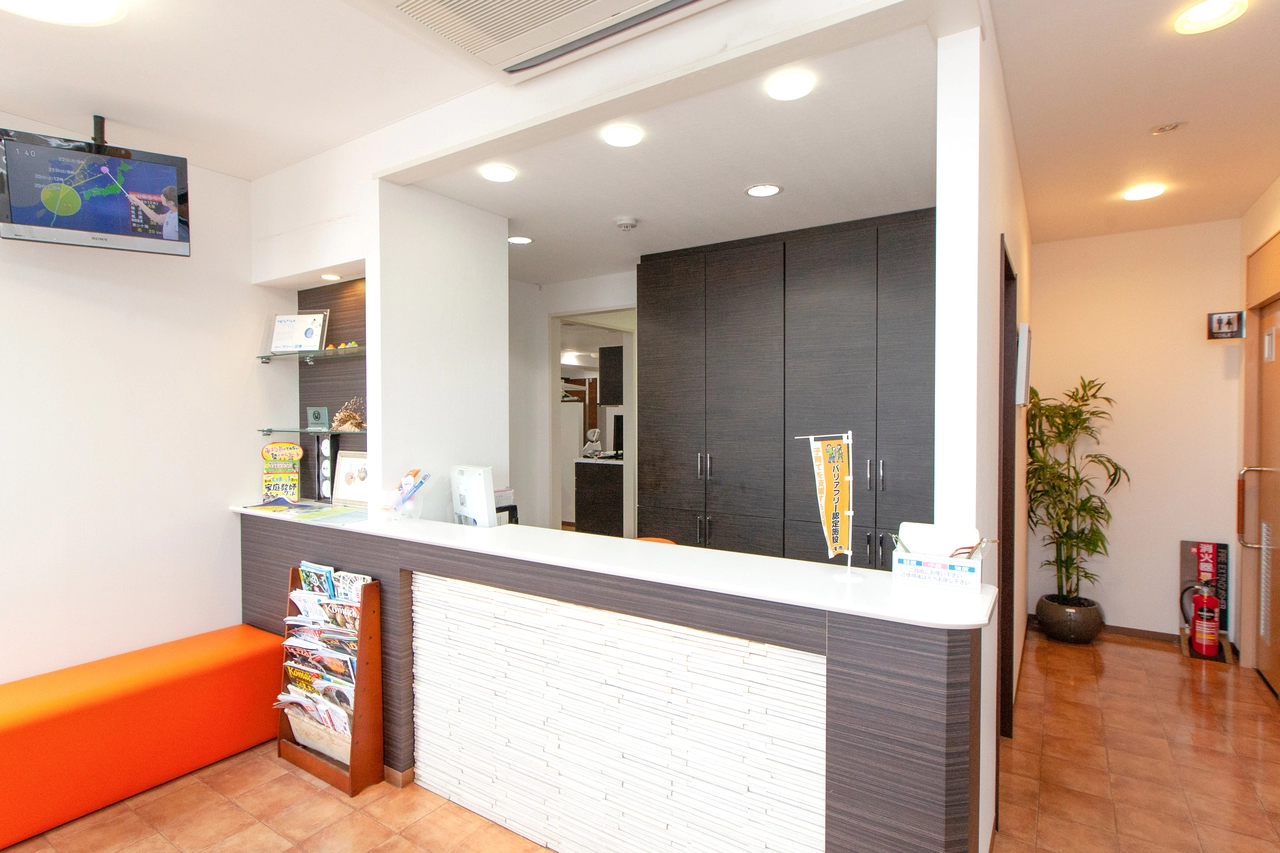 ①外観②受付③待合室