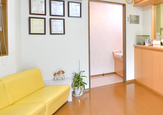 ①医院外観②待合室③医院看板