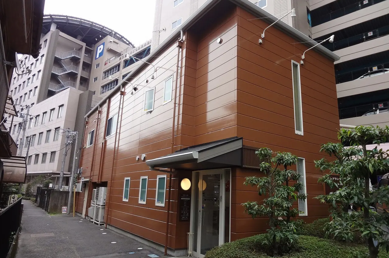 ①医院外観②院長③受付