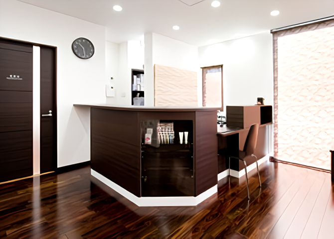 ①受付②診療室③キッズルーム