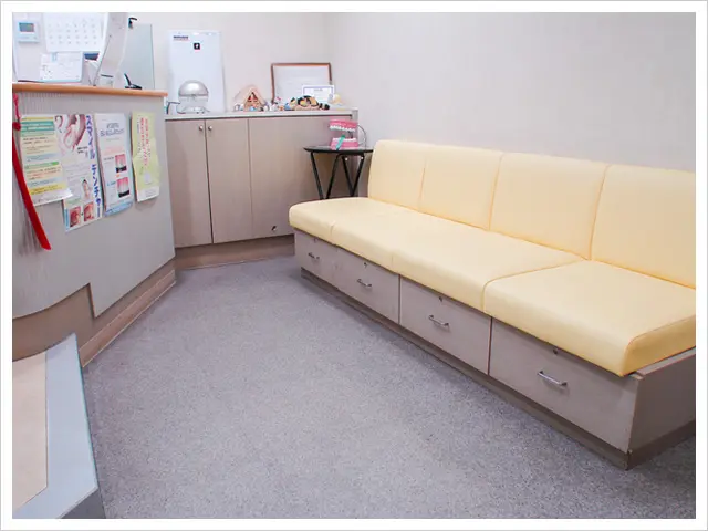 ①医院外観 ②受付・待合室 ③個室診療プライベートルーム