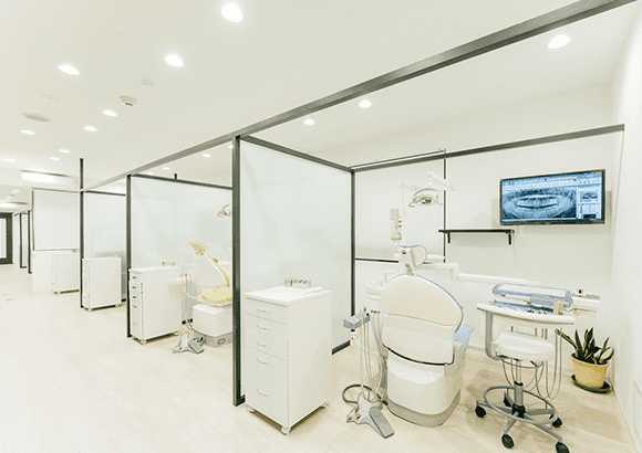 ①医院外観 ②受付 ③診療室