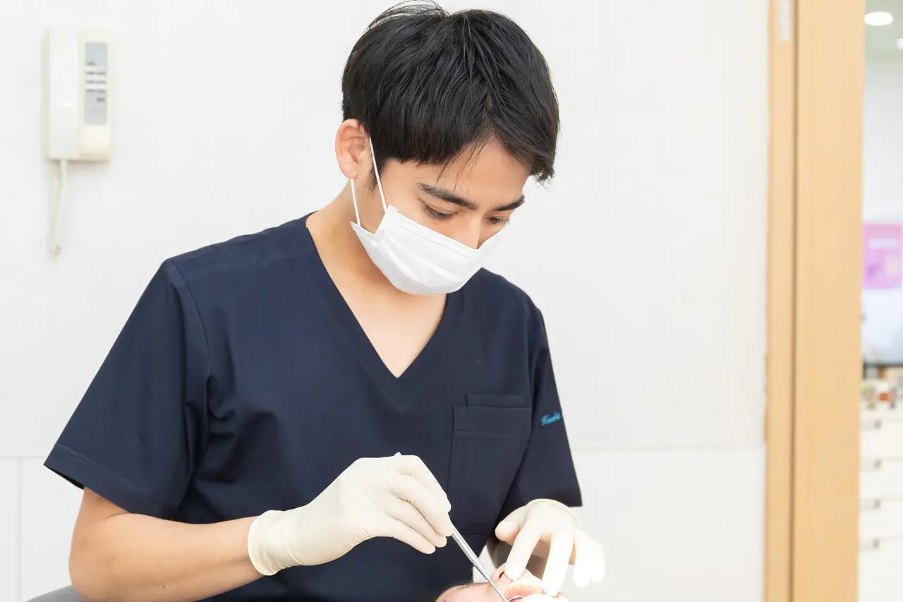 神経を守りながら虫歯を治療しています