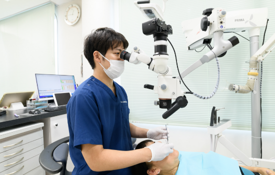 高倍率の拡大鏡を使用し、神経までしっかり確認しながら丁寧に処置