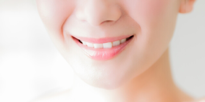 透明で快適なマウスピース矯正で自然な笑顔をサポート