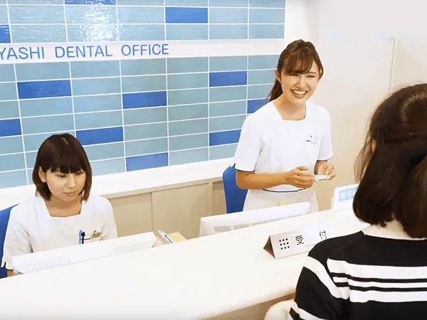 ①阪急塚口駅前の歯医者さん ②受付 ③医院外観