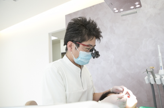 ①診療室 ②診療風景 ③医院外観