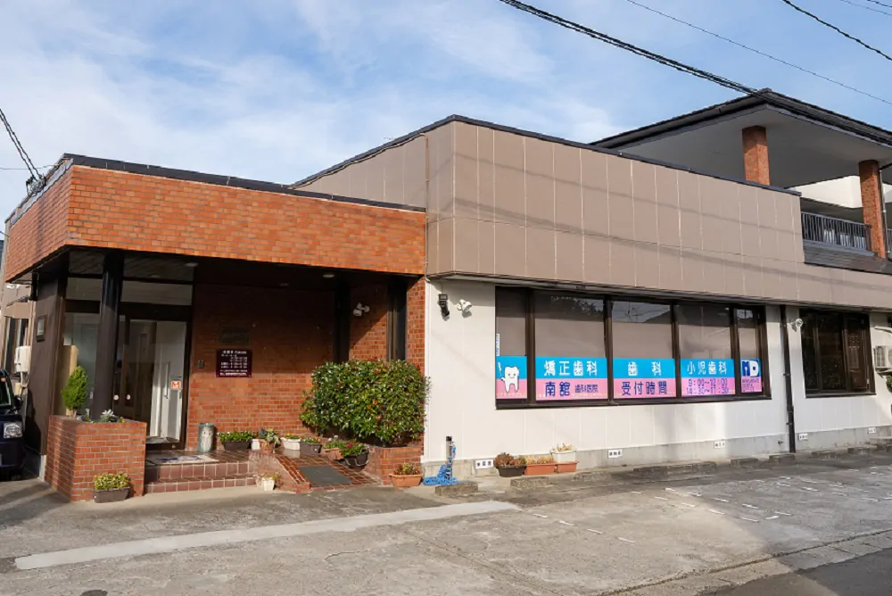 ①受付 ②待合室 ③医院外観