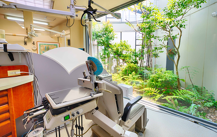 院内はリラックスできる空間づくりに配慮されており、中庭の緑を望める診療室が設けられています