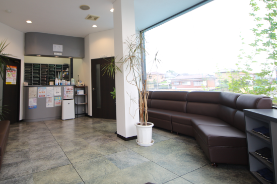 ①玄関②受付③待合室